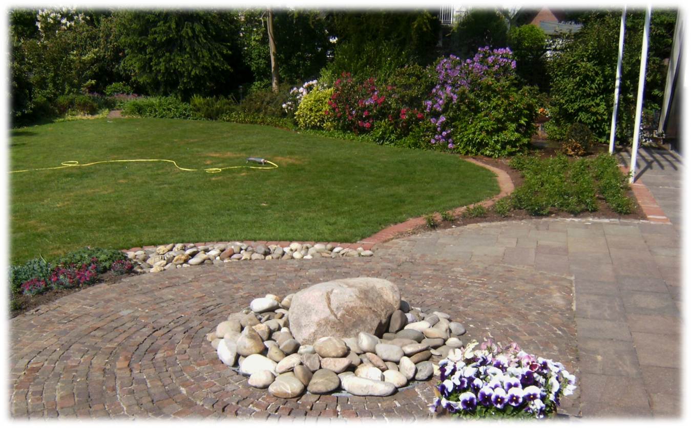 Wiese und Steingarten.jpg